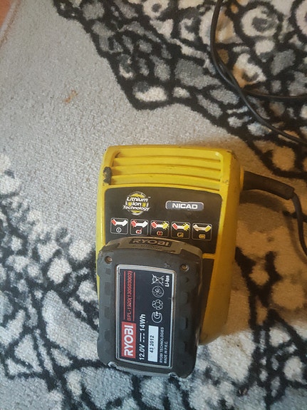 Ryobi akkulaturi ja akku