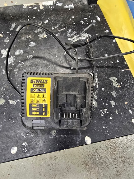 DeWalt DCB115 XR Li-Ion akkulaturi, ei lataa