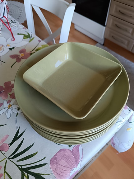 Iittala vihreät isot teema ruokalautaset ja tarjoiluastia
