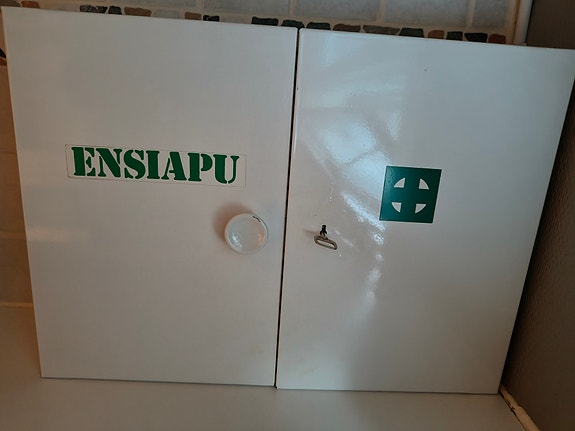 Vanha metallinen lääkekaappi