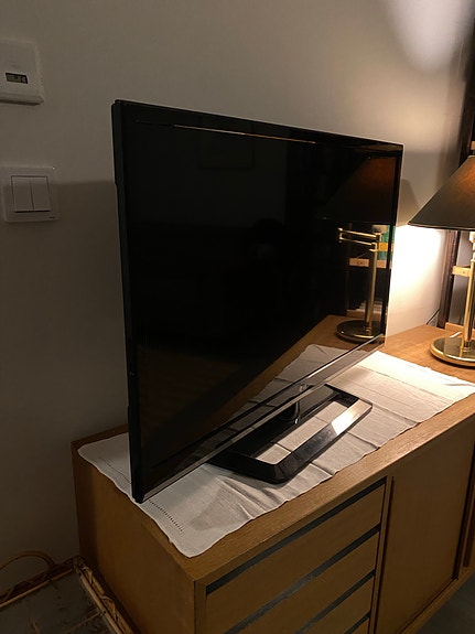 LG taulutelevisio musta