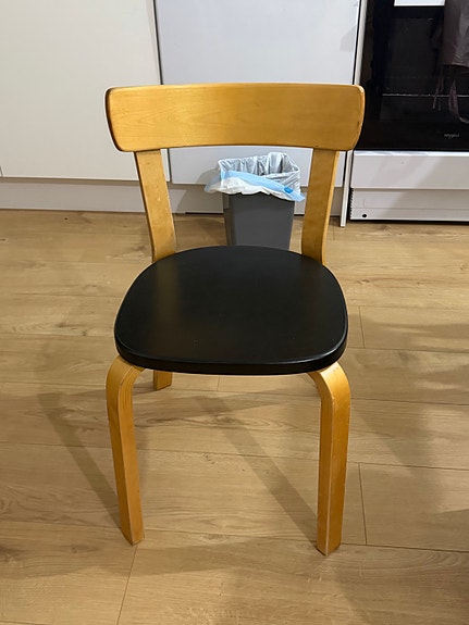 Artek 69 musta nahkaistuin