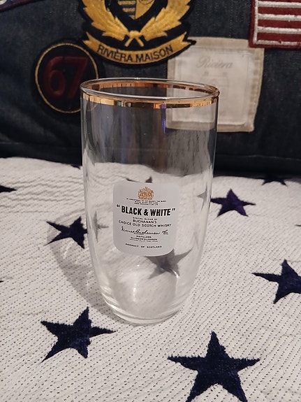 Vintage Black & White scotch whisky lasi
