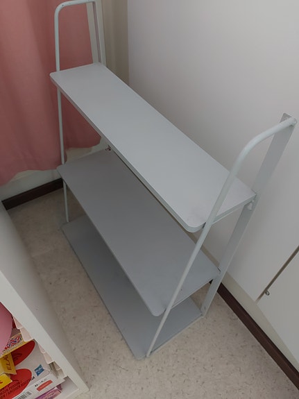 Seinään kiinnitettävä hylly