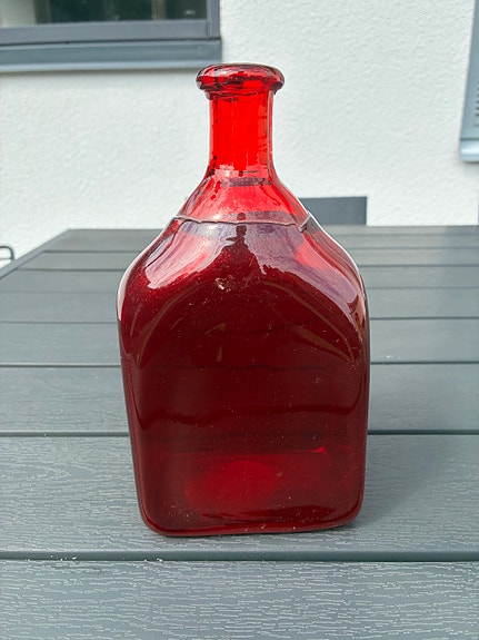 Riihimäen Lasin punainen koristepullo