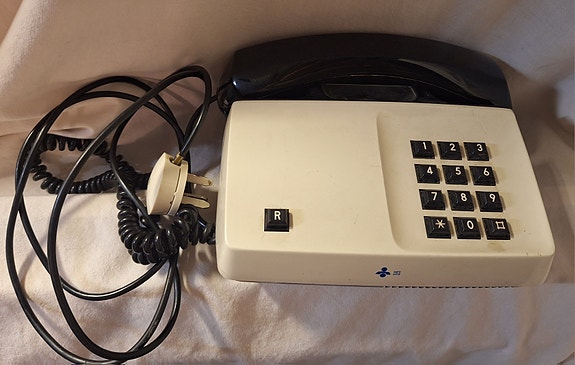 Ericsson Diavox mustavalkoinen pöytäpuhelin 1970 1980