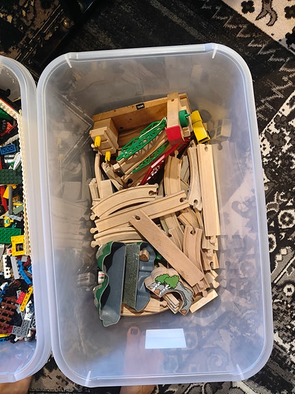 Myynnissä Brio junarataa ja rakennuspalikkaa sekä Legoja