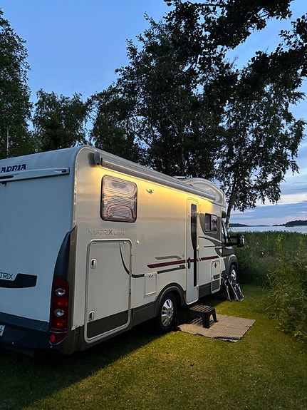 Tarjotaan vuokralle Adria asuntoauto