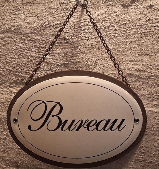 Bureau soikea metallinen kyltti oveen metalliketjulla