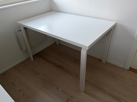 Kokovalkoinen Artek 81b