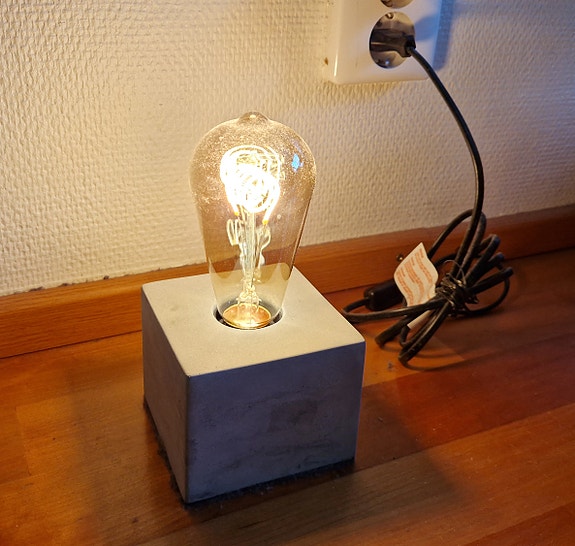 Stone pöytävalaisin