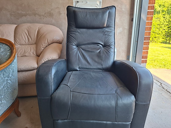 Musta nahkainen recliner nojatuoli