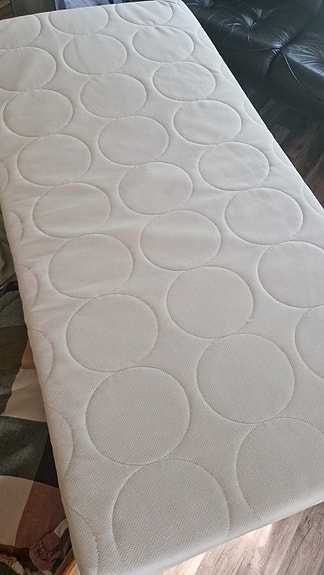 IKEA SKÖNAST vauvan patja + kosteussuoja ja aluslakana