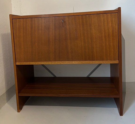 Teak lipasto