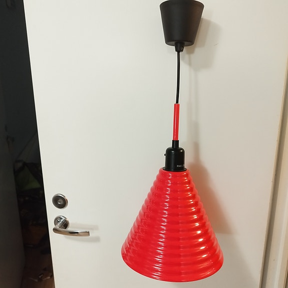 Hieno punainen kattovalaisin