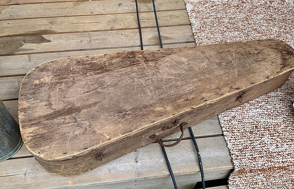 Vanha puinen kitarakotelo