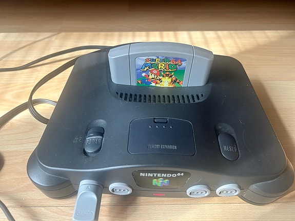 Nintendo 64 pelikonsoli Super Mario 64 -pelillä