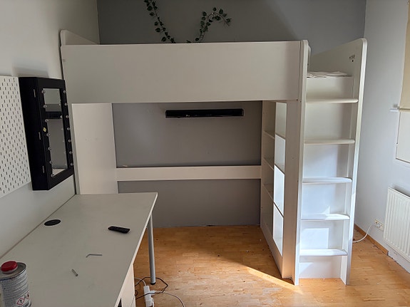 IKEA småstad valkoinen parvisänky hyllyillä