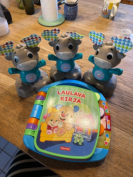 Fisher-Price lelut: laulava kirja ja kommunikoivat hirvet
