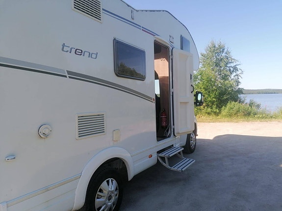 6 hengen tilava asuntoauto Kuusamossa