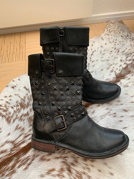 UGG mustat nahkasaappaat koko 36
