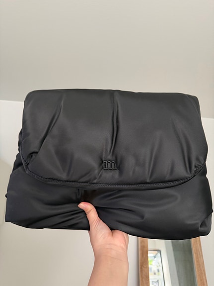 Messenger Pillow Solid musta unisex olkalaukku