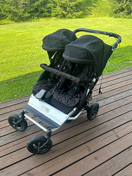 Mountain Buggy tuplarattaat musta