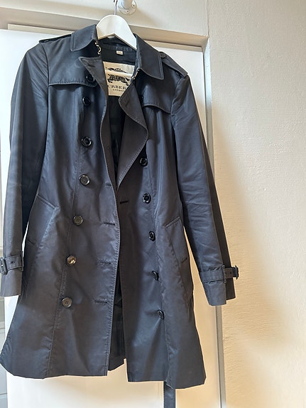 Burberry trenssi koko 34 musta naisten