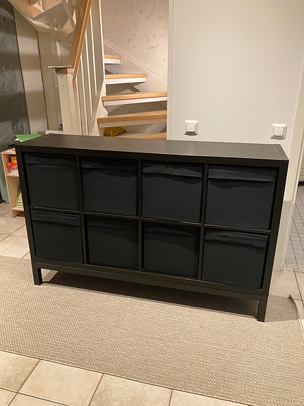 Ikea Kallax 2x4 jalustalla ja Dröna-laatikoilla