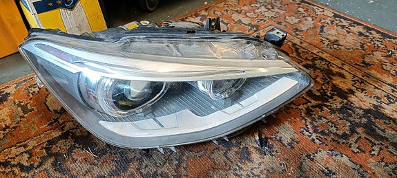 BMW F20 mallin oikea etuvalo