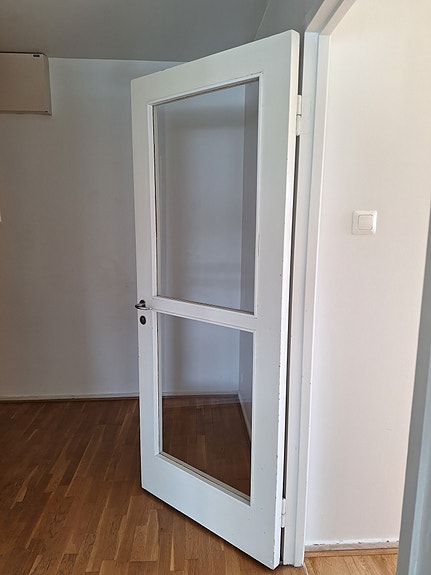 Vanha puinen väliovi ikkunoilla