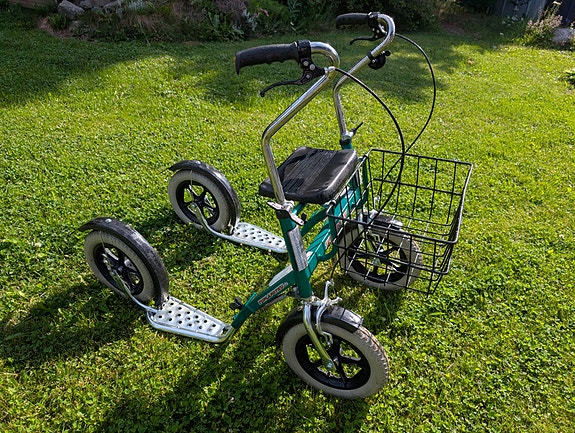 Tuplapotku rollaattori