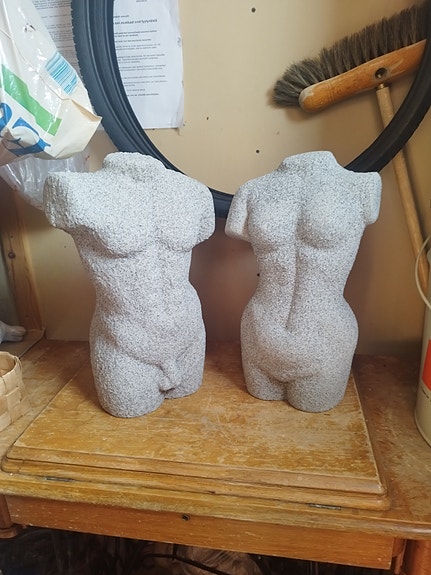 miehen ja naisen torsoveistokset