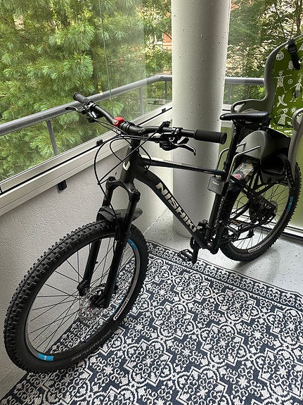 Nishiki Bushwacker maastopyörä 27.5" ja lasten istuin