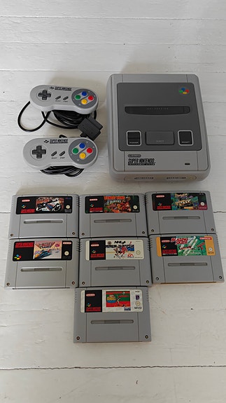 SNES - pelikonsoli ja pelejä