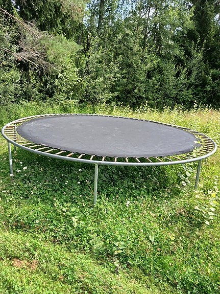 trampoliini ilman turvaverkkoa
