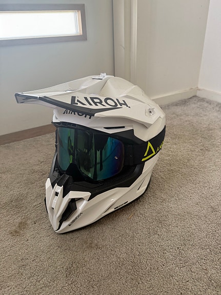 Airoh motocross-kypärä+AMOQ vision magnetic lasit