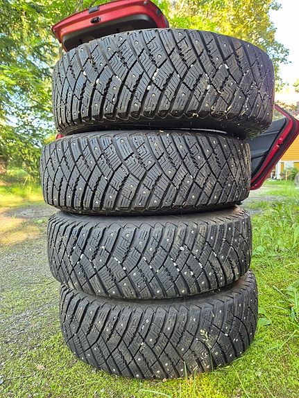 Goodyear UltraGrip talvirenkaat vanteilla 185/65 R15