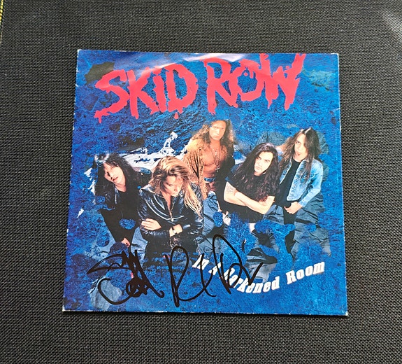 Skid Row 7 " Single Nimikirjoituksilla! In A Darkened Room
