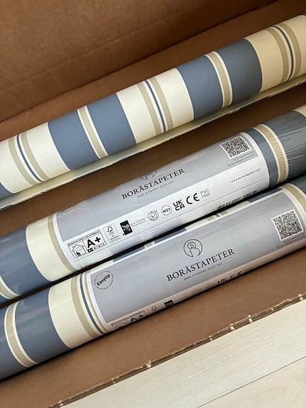 Boråstapeter Sandhamn Stripe tapetti sininen-beige raidallinen