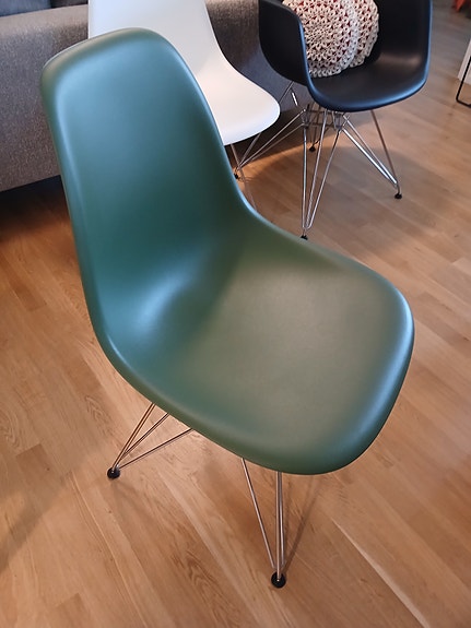 Havun-/metsänvihreä Vitra Eames tuoli 200 E