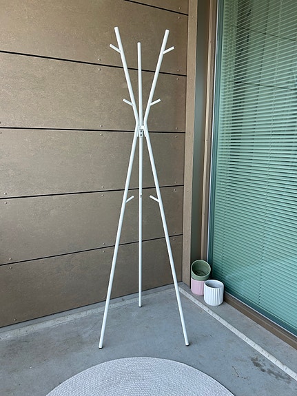 Varattu / IKEA valkoinen naulakko