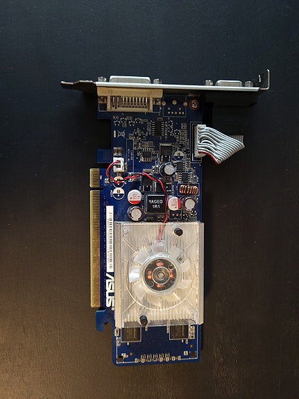 ASUS näytönohjain, PCI WiFi-kortti ja Samsung DDR2-muistit
