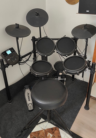 Alesis Nitro sähkörummut Dixon-bassaripedaalilla