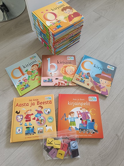 Aakkoskirjat lukemaan opettelevalle