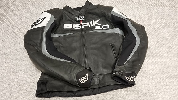 Berik nahkatakki musta valkoinen 52 (48-50)