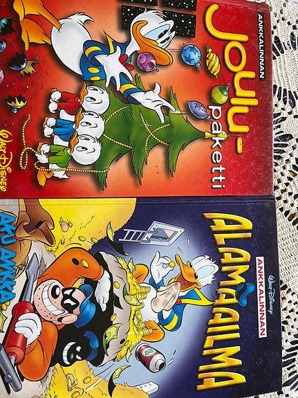 Aku Ankka Ankallinnan alamaailma ja Joulu-paketti kovakantiset sarjakuvakirjat