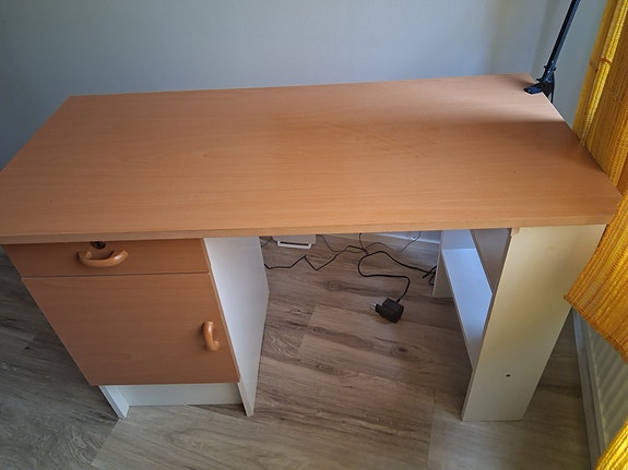 Puinen kirjoituspöytä