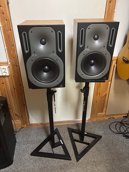Behringer Truth B2031 -aktiivistudiomonitorit + jalustat