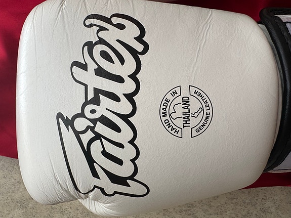 Fairtex nyrkkeilyhanskat valkoinen